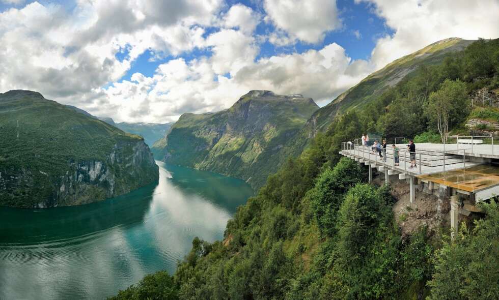 Utsiktspunktet Ørnesvingen høyt over Geirangerfjorden. Arkitekt: 3RW; Sixten Rahlff. Utsiktspunktet Ørnesvingen høyt over Geirangerfjorden. Arkitekt: 3RW; Sixten Rahlff.