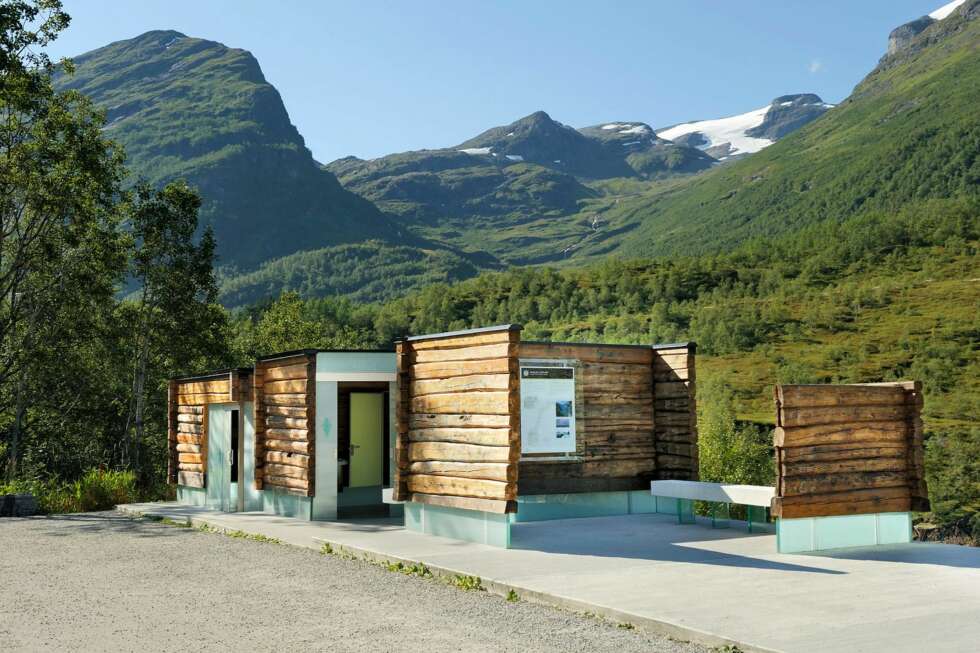 Toalettbygning og infopunkt kledt med laftetømmer, Flydalsjuvet utsiktsplass. Arkitekt: 3RW; Sixten Rahlff. Toalettbygning og infopunkt kledt med laftetømmer, Flydalsjuvet utsiktsplass. Arkitekt: 3RW; Sixten Rahlff.