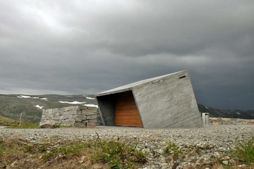 Servicebygg på rasteplassen Flotane på fjellet mellom Lærdal og Aurland, Nasjonal turistveg Aurlandsfjellet. Bygget inneholder et toalett som er drevet med solceller. Arkitekt: Lars J. Berge/LJB AS Servicebygg på rasteplassen Flotane på fjellet mellom Lærdal og Aurland, Nasjonal turistveg Aurlandsfjellet. Bygget inneholder et toalett som er drevet med solceller. Arkitekt: Lars J. Berge/LJB AS