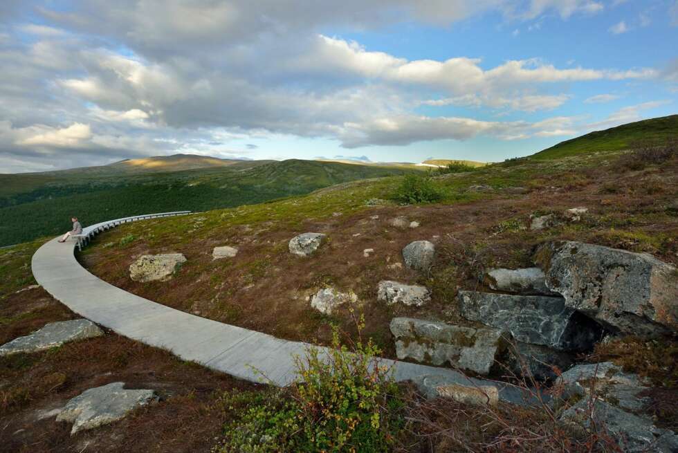 Utsiktsplass med sittebenker og sti av betong ved Vedahaugane på fjellveien fra Lærdal til Aurland, Nasjonal turistveg Aurlandsfjellet. Stien leder fram til kunstinstallasjonen Den av Mark Dion. Landskapsarkitekt: LJB as/ Lars Berge. Utsiktsplass med sittebenker og sti av betong ved Vedahaugane på fjellveien fra Lærdal til Aurland, Nasjonal turistveg Aurlandsfjellet. Stien leder fram til kunstinstallasjonen Den av Mark Dion. Landskapsarkitekt: LJB as/ Lars Berge.
