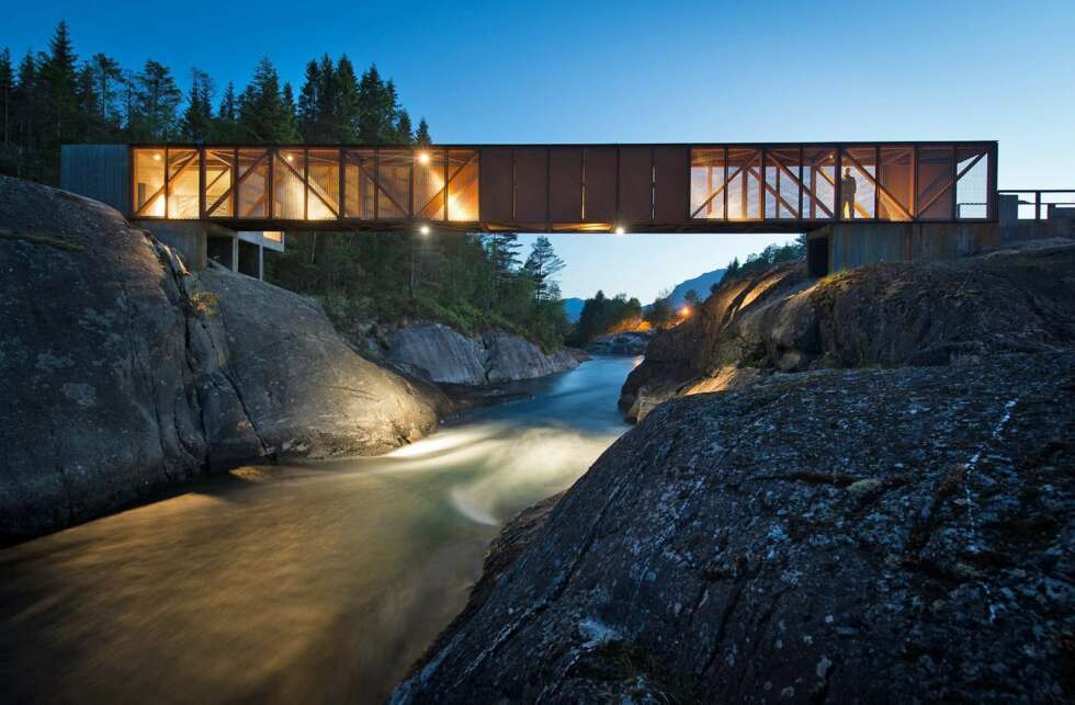 Høsebrua, gangbru over Suldalslågen ved Sand i Suldal, avstikker fra Nasjonal turistveg Ryfylke. Arkitekt: Rintala Eggertsson Arkitekter. Høsebrua, gangbru over Suldalslågen ved Sand i Suldal, avstikker fra Nasjonal turistveg Ryfylke. Arkitekt: Rintala Eggertsson Arkitekter.