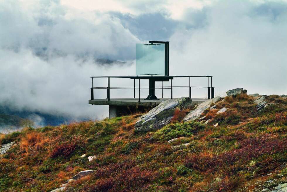 Nedre Oscarshaug ved Turtagrø, Nasjonal turistveg Sognefjellet, utsiktsplass med plattform med siktekikkert av glass. Arkitekt: Carl-Viggo Hølmebakk. Nedre Oscarshaug ved Turtagrø, Nasjonal turistveg Sognefjellet, utsiktsplass med plattform med siktekikkert av glass. Arkitekt: Carl-Viggo Hølmebakk.