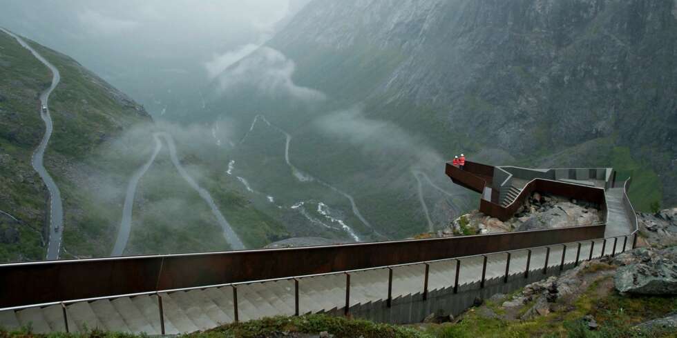 Mørk regnværsdag over Trollstigen. Arkitekt: Reiulf Ramstad Arkitekter as. Landskapsarkitekt: Multiconsult. ©Foto: Steinar Skaar / Statens vegvesen Mørk regnværsdag over Trollstigen. Arkitekt: Reiulf Ramstad Arkitekter as. Landskapsarkitekt: Multiconsult. ©Foto: Steinar Skaar / Statens vegvesen