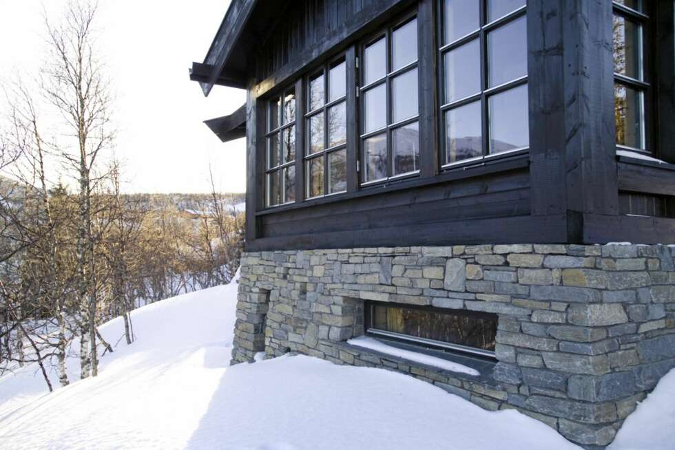 EN SOLID BYGNING: Her ses både den kraftige ytterkledningen og den tørrmurte grunnmuren. EN SOLID BYGNING: Her ses både den kraftige ytterkledningen og den tørrmurte grunnmuren.
