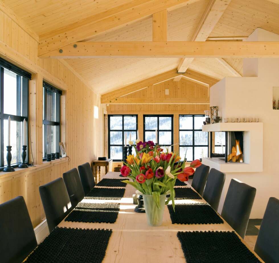ET RENT OG LEKKERT ROM: Her ser du hovedrommet i den såkalte utsiktsfløyen. Den åpner seg raust mot Hemsedal-landskapet og horisonten i sør. Det tre meter lange, massive trebordet er laget av Torfinn Tronstad. Stoler fra Bolia. ET RENT OG LEKKERT ROM: Her ser du hovedrommet i den såkalte utsiktsfløyen. Den åpner seg raust mot Hemsedal-landskapet og horisonten i sør. Det tre meter lange, massive trebordet er laget av Torfinn Tronstad. Stoler fra Bolia.