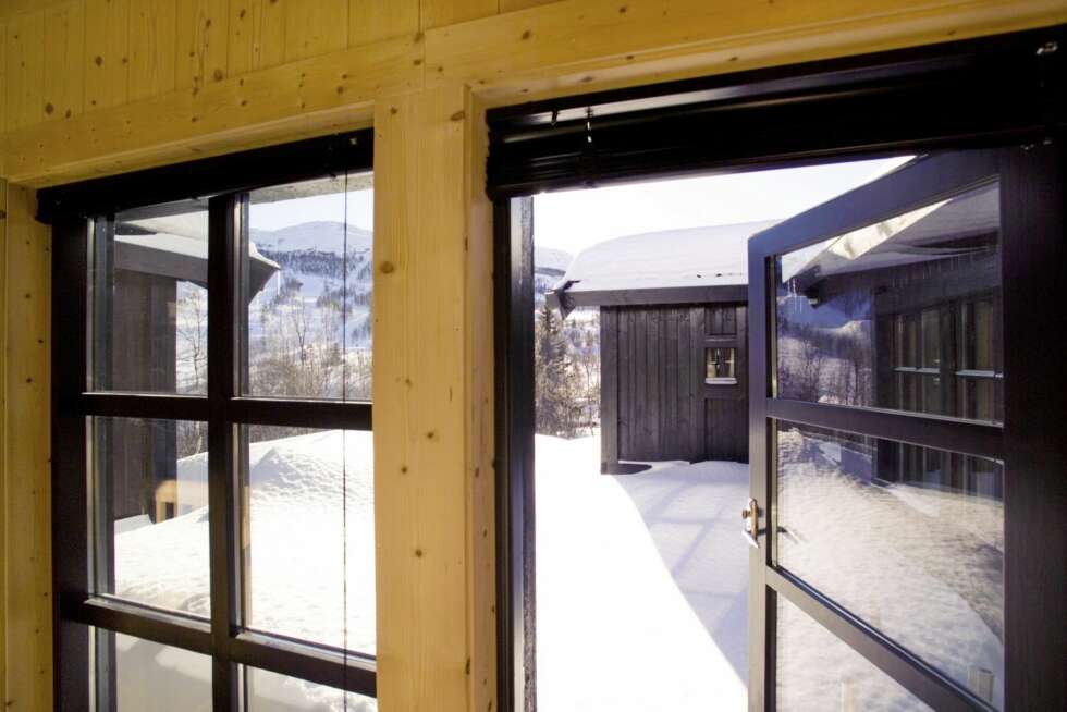 EN HESTSKOFORM I HØYFJELLET: Mellom de to ytterfløyene dannes det et delvis lukket gårdsrom. Det er nesten som et gammeldags tun med en utrolig utsikt. Her ser du også litt av hvordan arkitekten har etablert kontakt mellom inne- og uteområdene. EN HESTSKOFORM I HØYFJELLET: Mellom de to ytterfløyene dannes det et delvis lukket gårdsrom. Det er nesten som et gammeldags tun med en utrolig utsikt. Her ser du også litt av hvordan arkitekten har etablert kontakt mellom inne- og uteområdene.