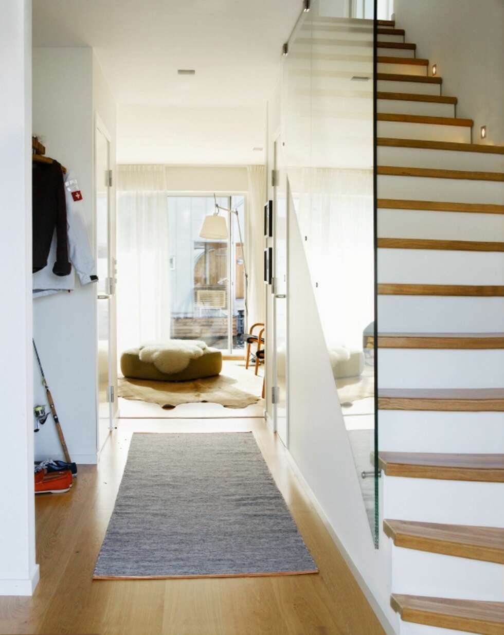 OPPTRAPPET: Trappen går opp til de to soverommene og bad i annen etasje. OPPTRAPPET: Trappen går opp til de to soverommene og bad i annen etasje.