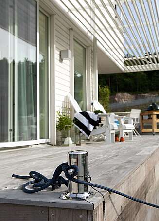 HVITMALT DRØM: rundt huset er det flere sitteplasser. Skyvedørene i glass åpner opp mellom ute- og innerom. HVITMALT DRØM: rundt huset er det flere sitteplasser. Skyvedørene i glass åpner opp mellom ute- og innerom.