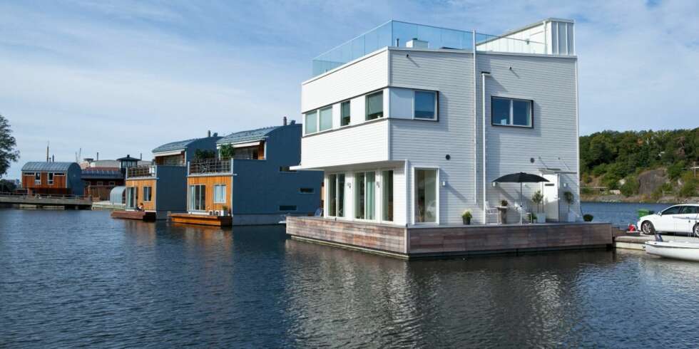 VILLA SJØNÆR: Sjøhuset er solid forankret til land og er tilknyttet vann og kloakk slik som de andre husene i området. Boareal på 148 kvadratmeter med 117 kvadratmeter grunnflate. VILLA SJØNÆR: Sjøhuset er solid forankret til land og er tilknyttet vann og kloakk slik som de andre husene i området. Boareal på 148 kvadratmeter med 117 kvadratmeter grunnflate.