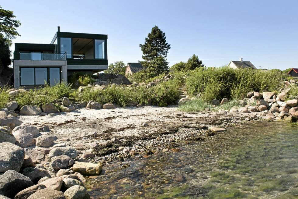 ET HUS I SÆRKLASSE: Stuer og andre oppholdsrom ligger på toppen av den høye betongsokkelen. Hele fronten av huset åpner seg mot havet. ET HUS I SÆRKLASSE: Stuer og andre oppholdsrom ligger på toppen av den høye betongsokkelen. Hele fronten av huset åpner seg mot havet.