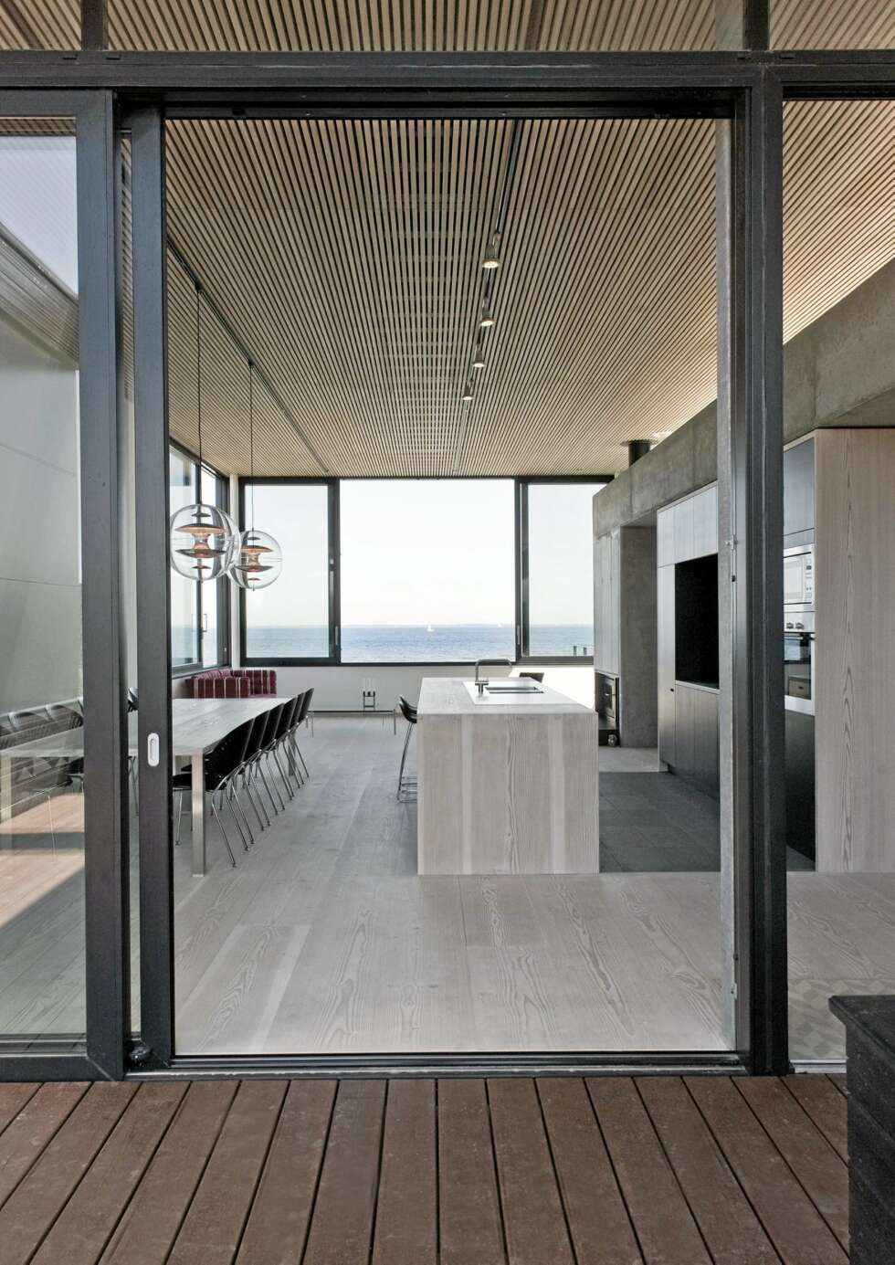 ET DEILIG STYKKE DANMARK: Fra det kombinerte stue- og kjøkkenrommet har du enorm utsikt over stranden og havet. ET DEILIG STYKKE DANMARK: Fra det kombinerte stue- og kjøkkenrommet har du enorm utsikt over stranden og havet.