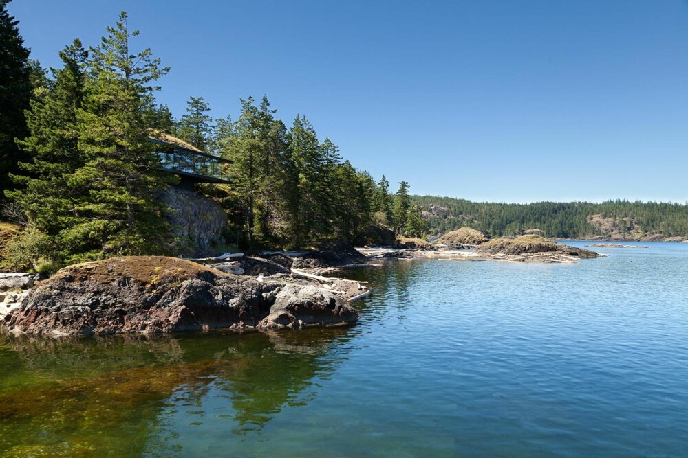 NESTEN USYNLIG: Det er ikke mye som røper at her ligger det en bolig med grunnflate på 420 m<sup>2</sup>. (FOTO: James Dow/Patkau architects) NESTEN USYNLIG: Det er ikke mye som røper at her ligger det en bolig med grunnflate på 420 m<sup>2</sup>. (FOTO: James Dow/Patkau architects)