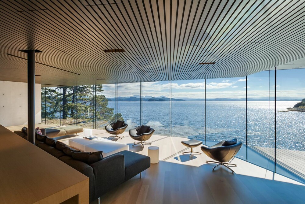ÅPENBARINGEN: Huset ligger ved Canada's stillehavskyst og i det fjerne kan man se fjellene i British Columbia. (FOTO: James Dow/Patkau architects) ÅPENBARINGEN: Huset ligger ved Canada's stillehavskyst og i det fjerne kan man se fjellene i British Columbia. (FOTO: James Dow/Patkau architects)