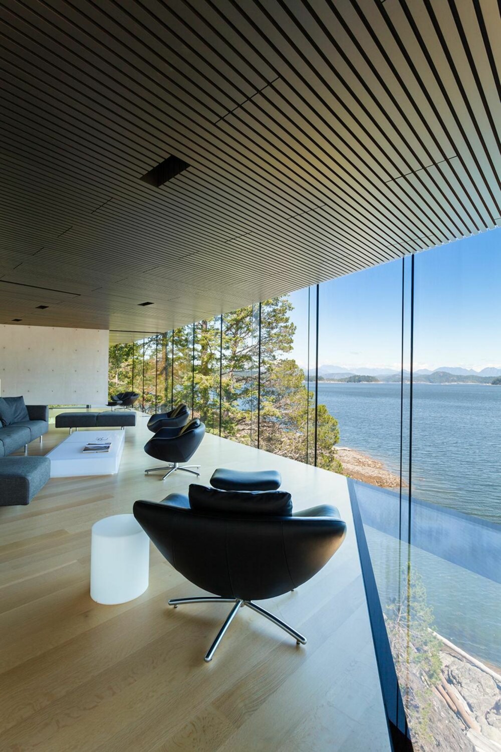 KIKKEHULL: I gulvet som går ut over klippen er det lagt inn glassfelter som henter opp svaberget og sjøen under. (FOTO: James Dow/Patkau architects) KIKKEHULL: I gulvet som går ut over klippen er det lagt inn glassfelter som henter opp svaberget og sjøen under. (FOTO: James Dow/Patkau architects)