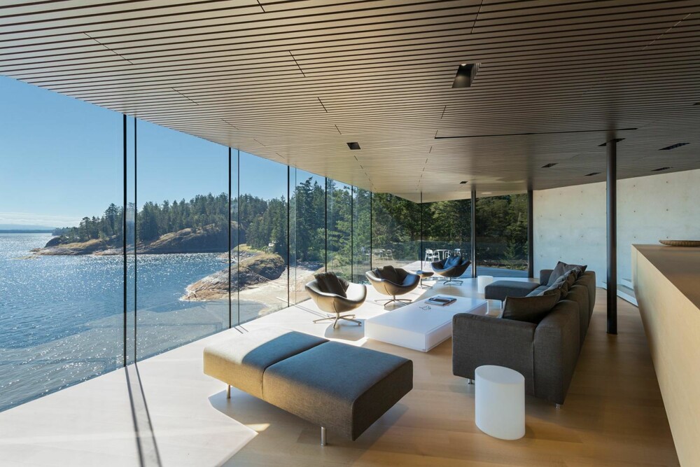 STILRENT: Boligen har en meget ren linjeføring og det gjenspeiler seg også i valget av møbler. (FOTO: James Dow/Patkau architects) STILRENT: Boligen har en meget ren linjeføring og det gjenspeiler seg også i valget av møbler. (FOTO: James Dow/Patkau architects)