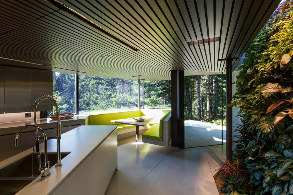 KJØKKENET: Også kjøkkenet med spisegruppe er holdt i den samme renskårede stilen som resten av interiøret. (FOTO: James Dow/Patkau architects) KJØKKENET: Også kjøkkenet med spisegruppe er holdt i den samme renskårede stilen som resten av interiøret. (FOTO: James Dow/Patkau architects)