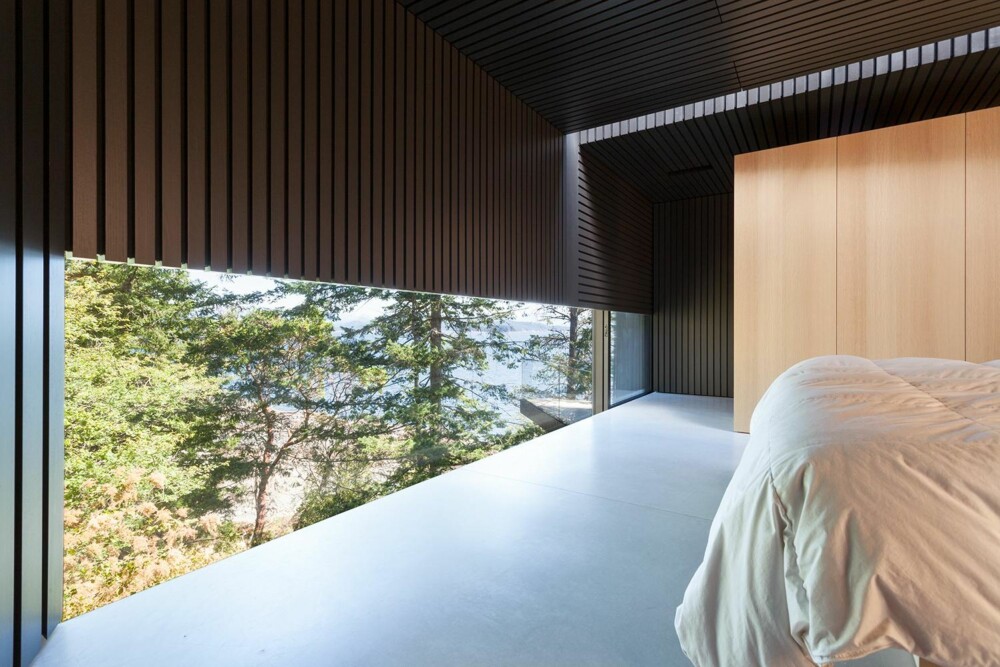 SOVEROMMET: På soverommet slipper lyset inn både gjennom det lavtsittende vinduet og slissen i taket. (FOTO: James Dow/Patkau architects) SOVEROMMET: På soverommet slipper lyset inn både gjennom det lavtsittende vinduet og slissen i taket. (FOTO: James Dow/Patkau architects)