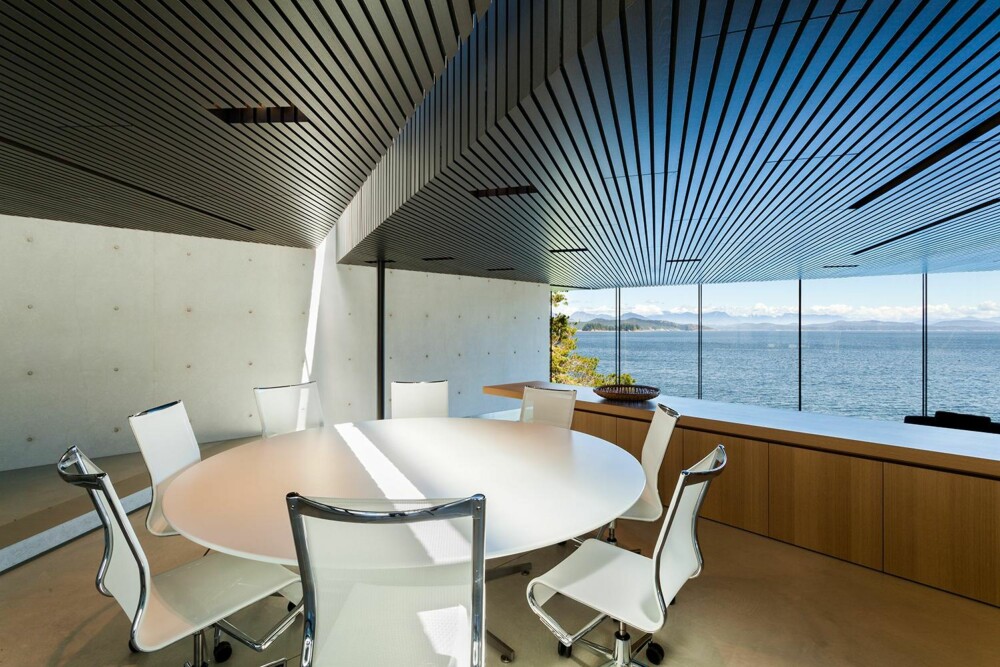 KONFERANSEROM?: Nesten som et konferanserom ligger spisestuen der med sitt utsyn over sjøen. (FOTO: James Dow/Patkau architects) KONFERANSEROM?: Nesten som et konferanserom ligger spisestuen der med sitt utsyn over sjøen. (FOTO: James Dow/Patkau architects)