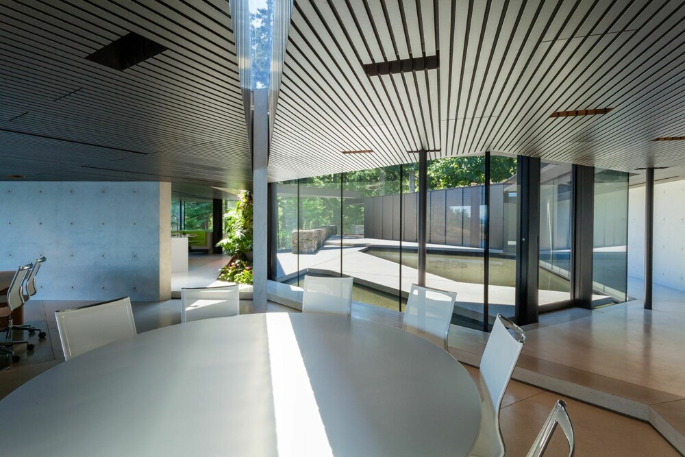 GLASS OG BETONG: I bygningsmaterialene er det en utstrakt bruk av glass og betong, noe som er med på å forsterke arkitekturens estetiske eleganse. (FOTO: James Dow/Patkau architects) GLASS OG BETONG: I bygningsmaterialene er det en utstrakt bruk av glass og betong, noe som er med på å forsterke arkitekturens estetiske eleganse. (FOTO: James Dow/Patkau architects)
