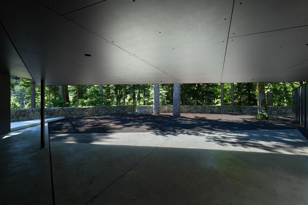 TYDELIG AVGRENSNING: Huset er tydelig avgrenset mot den omkringliggende skogen, blant annet med en lav tørrmur som løper rundt deler av boligen. (FOTO: James Dow/Patkau architects) TYDELIG AVGRENSNING: Huset er tydelig avgrenset mot den omkringliggende skogen, blant annet med en lav tørrmur som løper rundt deler av boligen. (FOTO: James Dow/Patkau architects)