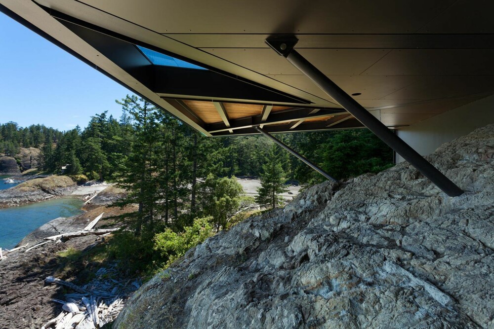 FORANKRET: Huset strekker seg ut over klippekanten og er støttet opp av stålpilarer. (FOTO: James Dow/Patkau architects) FORANKRET: Huset strekker seg ut over klippekanten og er støttet opp av stålpilarer. (FOTO: James Dow/Patkau architects)