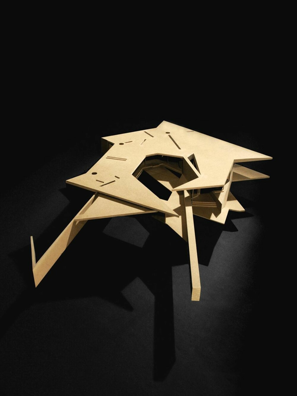 ASYMMETRI: Modellen av huset viser en bygningskropp som har alt annet enn den tradisjonelle, rektangulære bygningsformen. Og det gir arkitekturen en ekstra dimensjon. (FOTO: James Dow/Patkau architects) ASYMMETRI: Modellen av huset viser en bygningskropp som har alt annet enn den tradisjonelle, rektangulære bygningsformen. Og det gir arkitekturen en ekstra dimensjon. (FOTO: James Dow/Patkau architects)