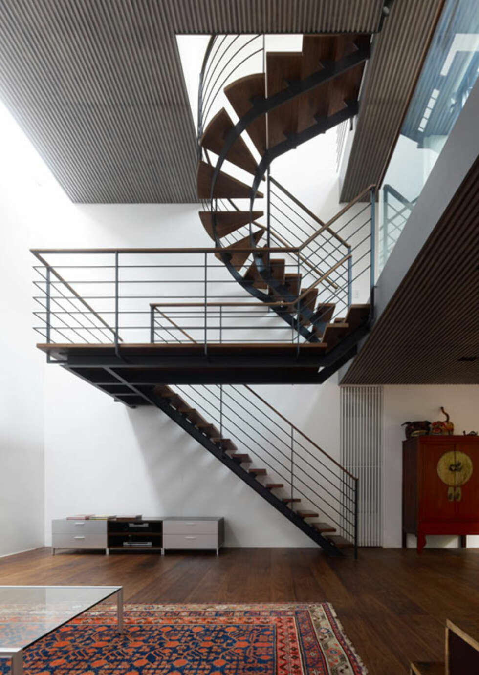 ORGANISK: Denne trappen er bygget for å spre lyset mellom etasjene i huset. ORGANISK: Denne trappen er bygget for å spre lyset mellom etasjene i huset.