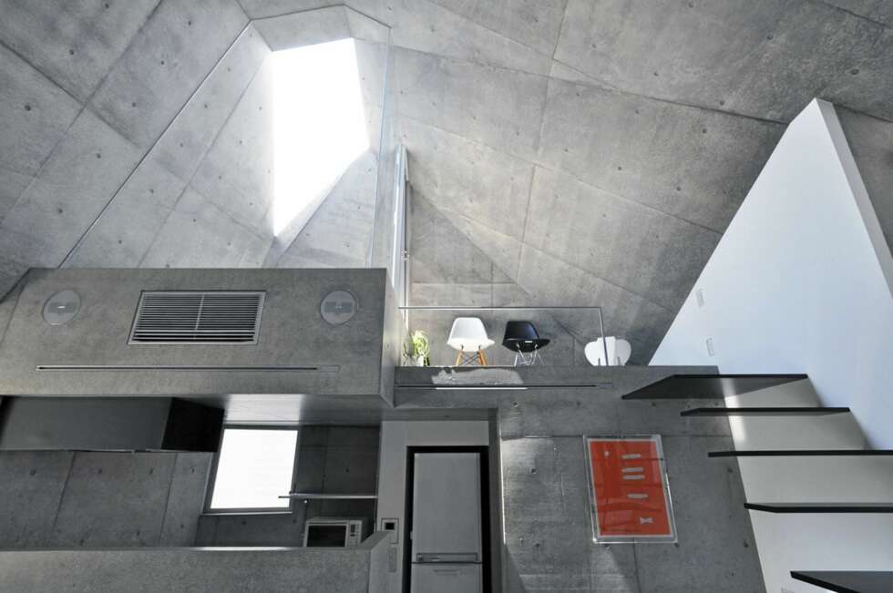 DESIGN: På den lille avsatsten over kjøkkenet har arkitekten plassert klassiske Eames stoler. DESIGN: På den lille avsatsten over kjøkkenet har arkitekten plassert klassiske Eames stoler.