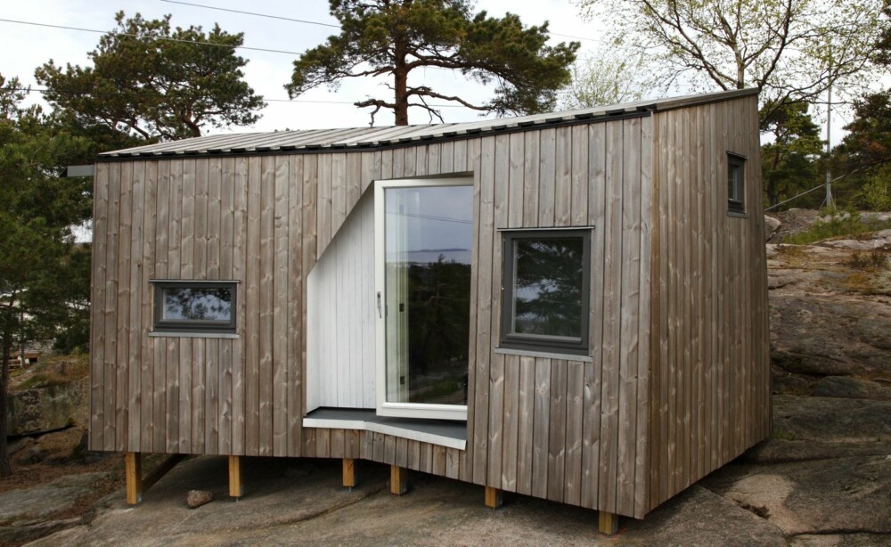 Anneks i Kebony: Dette annekset er tegnet av Tuvalu arkiteker og er kledd i Kebony. Annekset er satt opp ved en hytte i Fredrikstads skjærgård. Anneks i Kebony: Dette annekset er tegnet av Tuvalu arkiteker og er kledd i Kebony. Annekset er satt opp ved en hytte i Fredrikstads skjærgård.