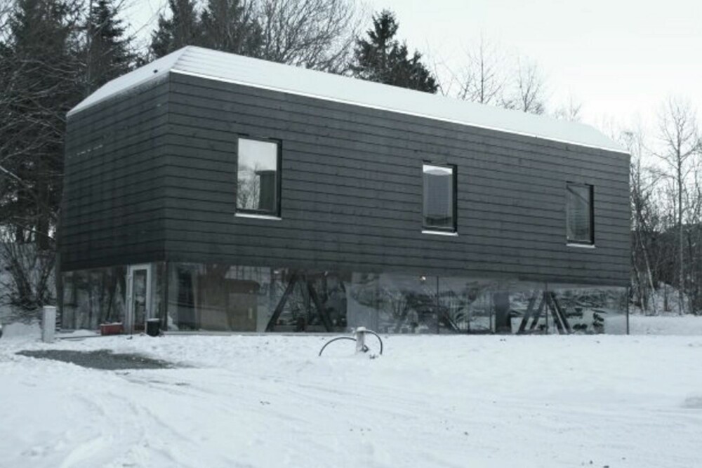 HUSET SOM LETTER: Arkitektene Geir Brendeland og Olav Kristoffersen tegnet huset som en treboks som hviler på seks smekre A-formete søyler. Massivtreboksen er produsert av Moelven Massiv Tre. Det unge arkitektfirmaet har også tegnet en femetasjers boligblokk i tre i Trondheim. HUSET SOM LETTER: Arkitektene Geir Brendeland og Olav Kristoffersen tegnet huset som en treboks som hviler på seks smekre A-formete søyler. Massivtreboksen er produsert av Moelven Massiv Tre. Det unge arkitektfirmaet har også tegnet en femetasjers boligblokk i tre i Trondheim.