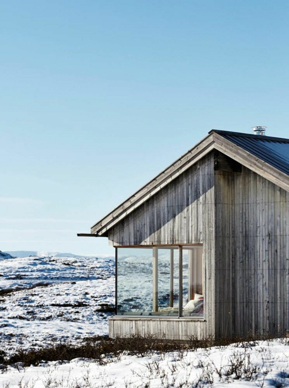 Kledd for høyfjellet: Denne hytta er tegnet av Taktil Arkitekter og er kledd i osp både utvendig og innvendig. På denne hytta er osp valgt av flere årsaker; ute er den værbestandig og får en fin overflate når den gråner. Den fliser heller ikke og kan minne litt om selskinnspels. Dessuten god å ta på og sitte inntil. Kledd for høyfjellet: Denne hytta er tegnet av Taktil Arkitekter og er kledd i osp både utvendig og innvendig. På denne hytta er osp valgt av flere årsaker; ute er den værbestandig og får en fin overflate når den gråner. Den fliser heller ikke og kan minne litt om selskinnspels. Dessuten god å ta på og sitte inntil.
