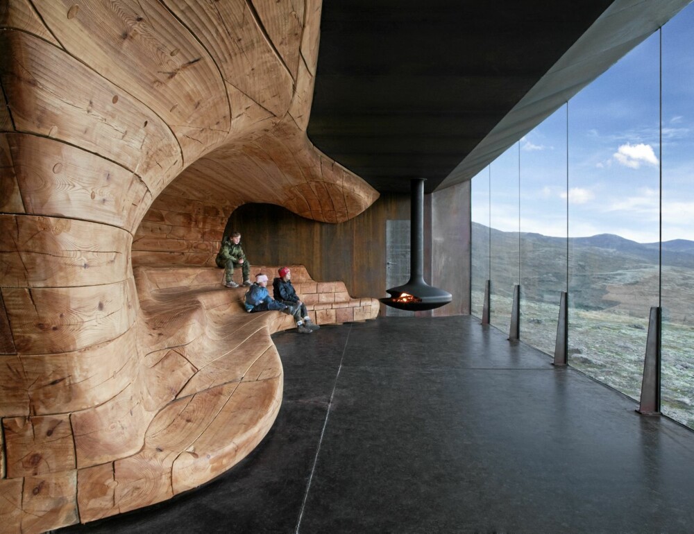 NATURLIG SAMSPILL: Forholdet mellom natur, kultur og det mytiske fjelllandskapet på Dovre står både sentralt i Villreinsenterets formidlingsprogram og danner basis for byggets arkitektoniske idé. NATURLIG SAMSPILL: Forholdet mellom natur, kultur og det mytiske fjelllandskapet på Dovre står både sentralt i Villreinsenterets formidlingsprogram og danner basis for byggets arkitektoniske idé.