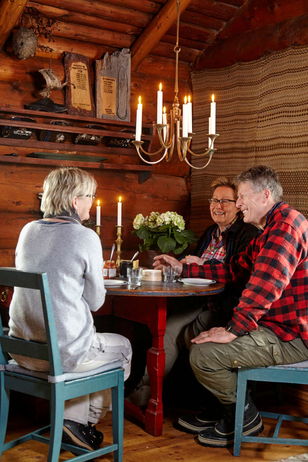 HYTTEKOS: Edle Catharina og Nikolai Norman (t.h.) i samtale med Hyttelivs journalist. Åkleet hang i hytta da familien overtok. HYTTEKOS: Edle Catharina og Nikolai Norman (t.h.) i samtale med Hyttelivs journalist. Åkleet hang i hytta da familien overtok.