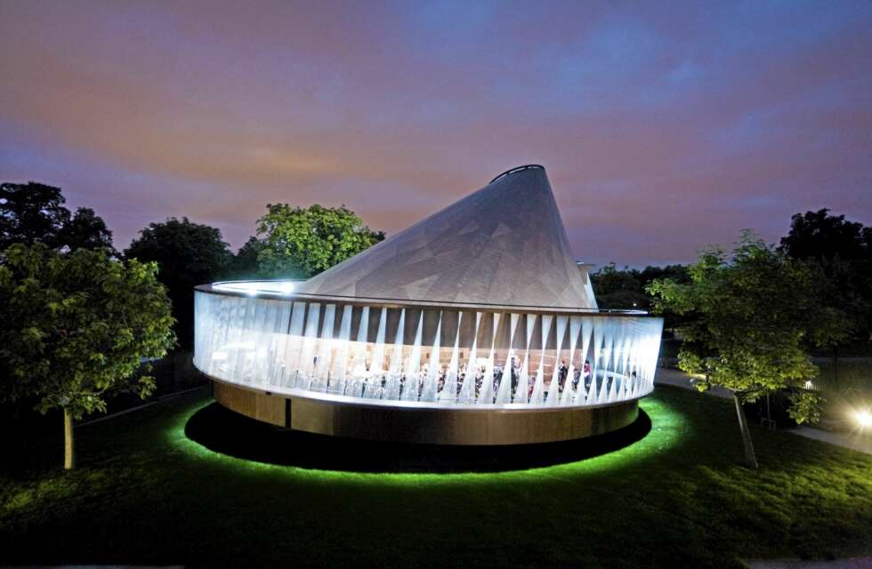 MAGI MIDT I HYDE PARK. I sommerkveldene i 2007 lyste Snøhetta- paviljongen som en eventyrlig, stor lampe. MAGI MIDT I HYDE PARK. I sommerkveldene i 2007 lyste Snøhetta- paviljongen som en eventyrlig, stor lampe.