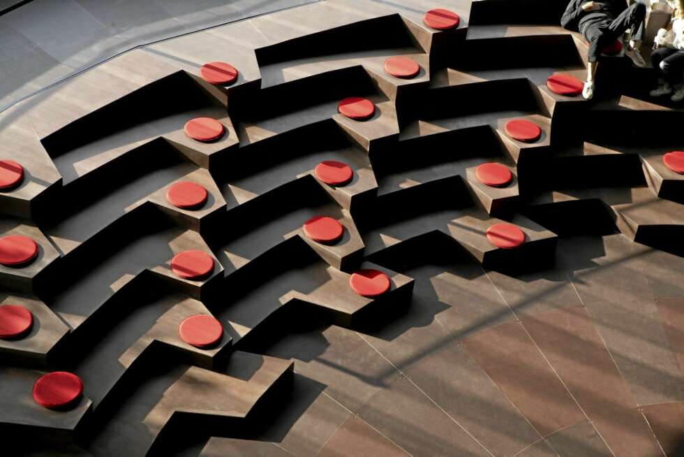 ET SPENSTIG AMFI: Sitteplassystemet har en spennende, usymetrisk utforming. ET SPENSTIG AMFI: Sitteplassystemet har en spennende, usymetrisk utforming.