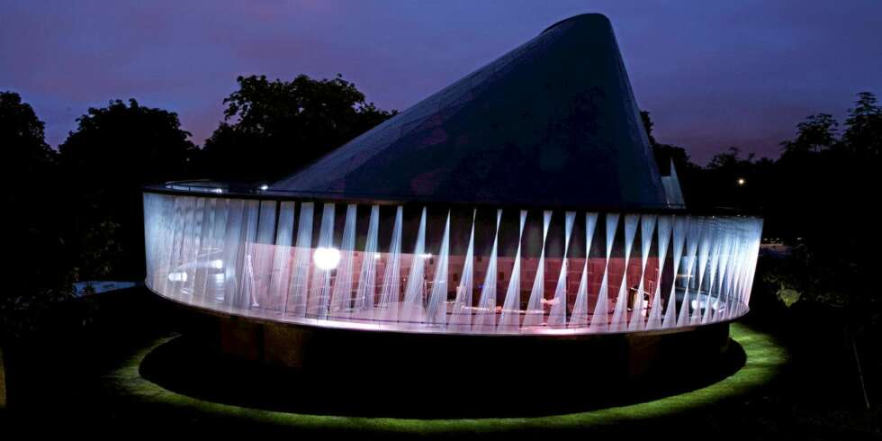 HAIKJEFTEN: Snøhettas og arkitekt Kjetil Trædal Thorsens Serpentine Gallerys paviljong fra 2007 er et mektig syn. HAIKJEFTEN: Snøhettas og arkitekt Kjetil Trædal Thorsens Serpentine Gallerys paviljong fra 2007 er et mektig syn.