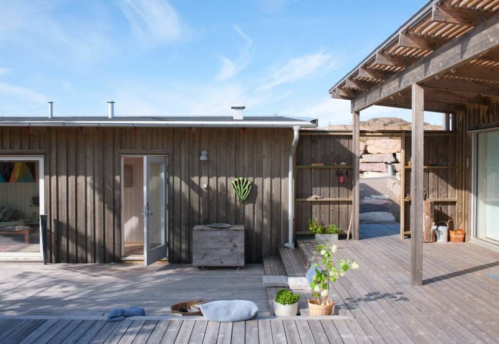 SONEDELT: Den nederste delen av plattingen ligger rett utenfor gjestefløyen. En par trinn opp og du er på nivå med terrassegulvet utenfor hovedhytta. Ned fra pergolaen til høyre skimtes noen trepersienner, de skjermer mot den lave ettermiddagssolen. SONEDELT: Den nederste delen av plattingen ligger rett utenfor gjestefløyen. En par trinn opp og du er på nivå med terrassegulvet utenfor hovedhytta. Ned fra pergolaen til høyre skimtes noen trepersienner, de skjermer mot den lave ettermiddagssolen.