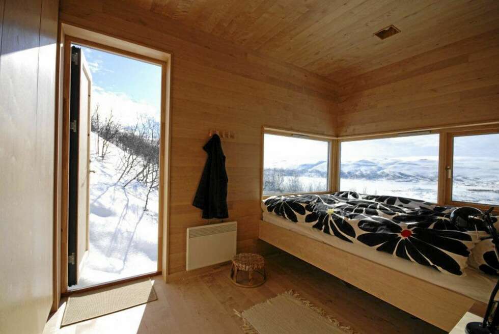 SOVEROM. Innvendig er hytta kledd med bjørkepanel både på gulv, vegger og i tak. SOVEROM. Innvendig er hytta kledd med bjørkepanel både på gulv, vegger og i tak.