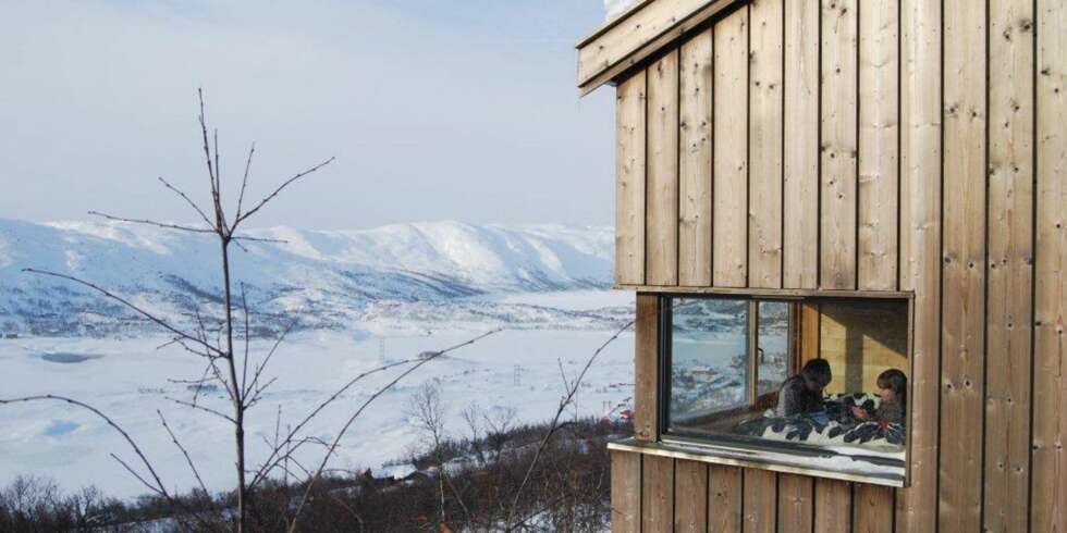UTSIKT MOT HARDANGERVIDDA : Fra de store vinduene kan familien nyte utsikten over Haugastøl og vidda. UTSIKT MOT HARDANGERVIDDA : Fra de store vinduene kan familien nyte utsikten over Haugastøl og vidda.