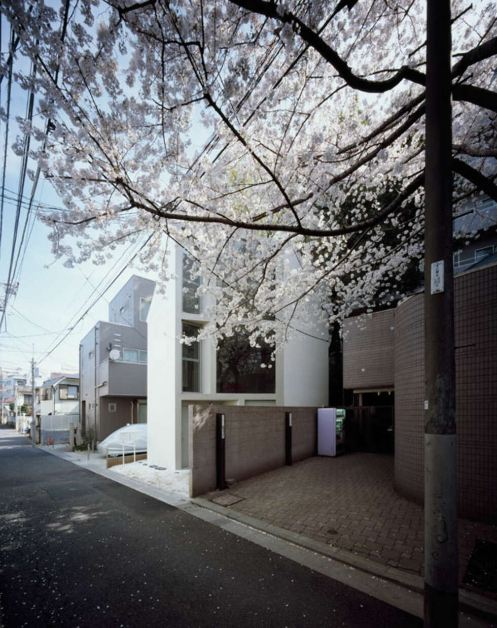 TRANGE TOMTER: I Tokyo ligger dette huset som arkitektene måtte snu sidelengs for å få mest mulig lys og luft inn. TRANGE TOMTER: I Tokyo ligger dette huset som arkitektene måtte snu sidelengs for å få mest mulig lys og luft inn.