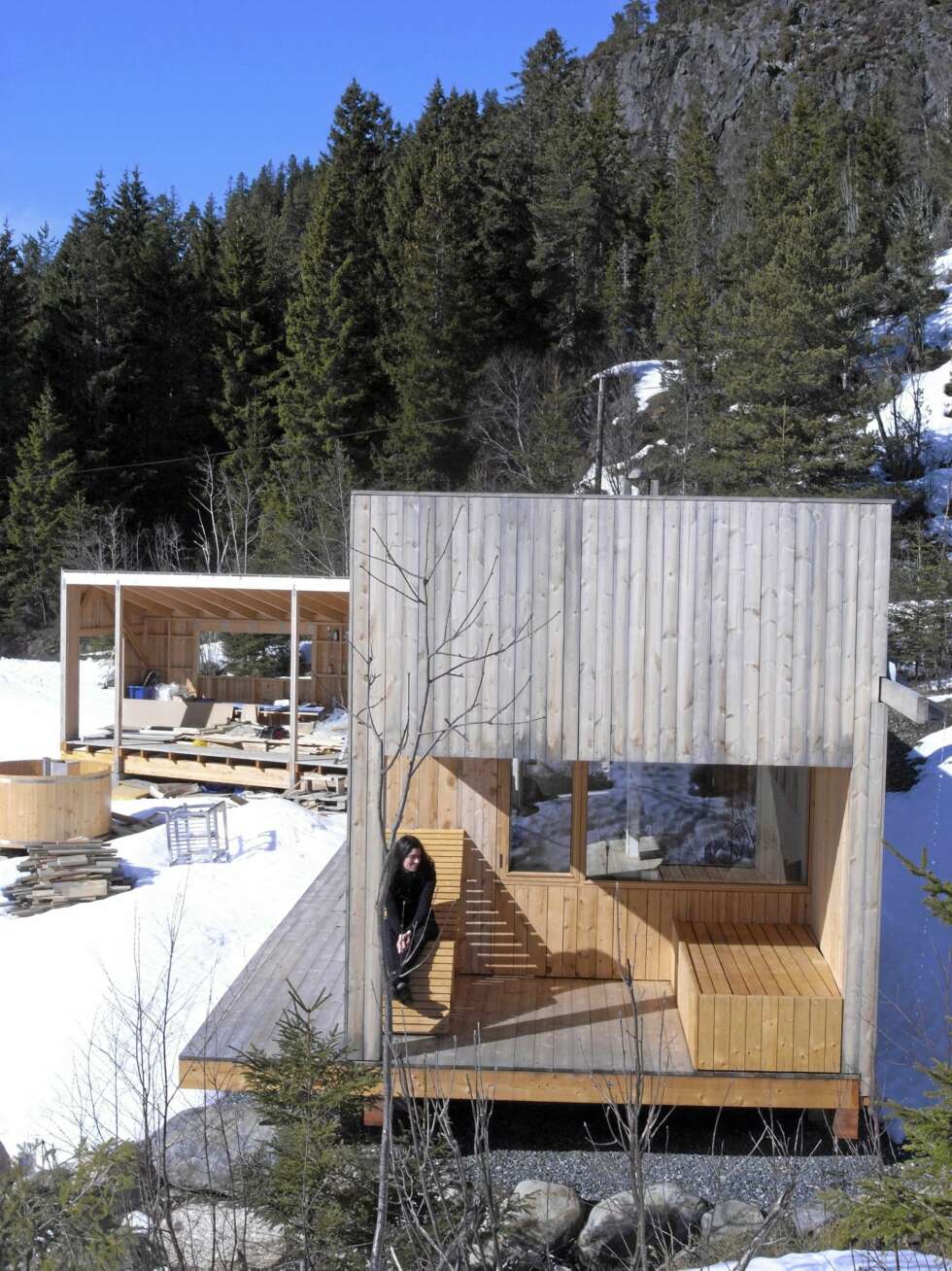 ET STED SOM VARMER: Huset ligger i vifteform mot sørvest og det både favner og åpner seg mot solen. Det betyr at det fort blir varmt i solveggen og i stuen like innenfor. ET STED SOM VARMER: Huset ligger i vifteform mot sørvest og det både favner og åpner seg mot solen. Det betyr at det fort blir varmt i solveggen og i stuen like innenfor.