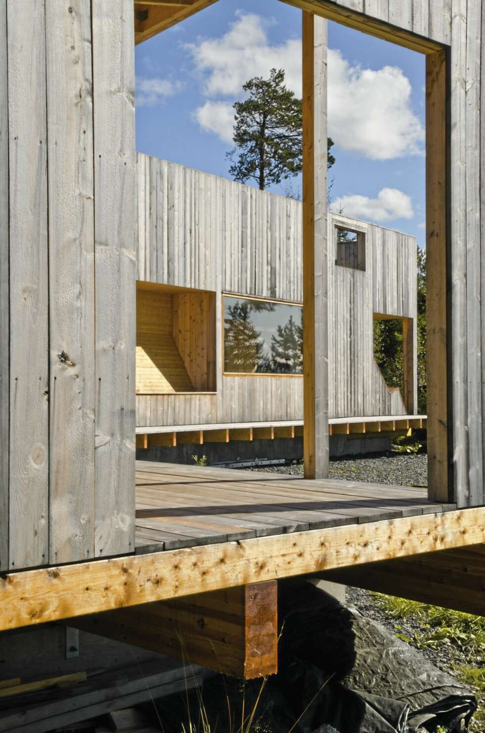 ARKITEKTUR SOM VARER: Den kule fasaden er bygget opp av solide, ubehandlete malmfuruplanker. ARKITEKTUR SOM VARER: Den kule fasaden er bygget opp av solide, ubehandlete malmfuruplanker.