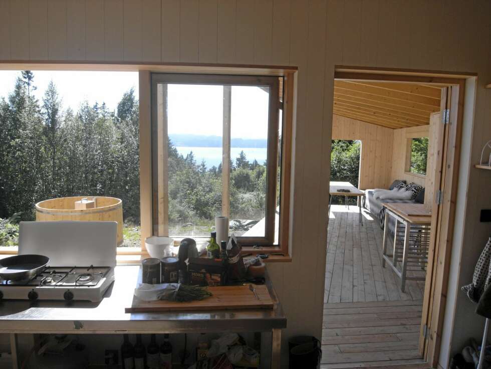 UTSIKT OVER FJORDEN: I den ene enden har huset en overdekket terrasse. UTSIKT OVER FJORDEN: I den ene enden har huset en overdekket terrasse.