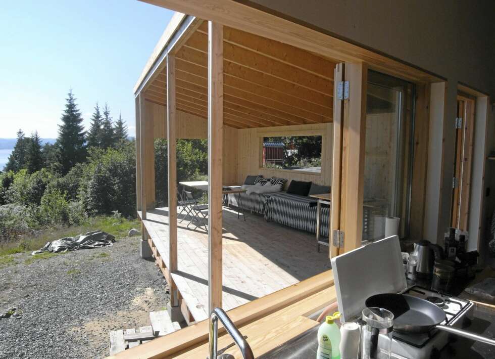 ET HUS FORMET SOM EN SOLFANGER: Dette bildet viser huset før ferdigstillelsen. Her ser du hvordan deler av bygningen vender som en vifte mot solen. ET HUS FORMET SOM EN SOLFANGER: Dette bildet viser huset før ferdigstillelsen. Her ser du hvordan deler av bygningen vender som en vifte mot solen.