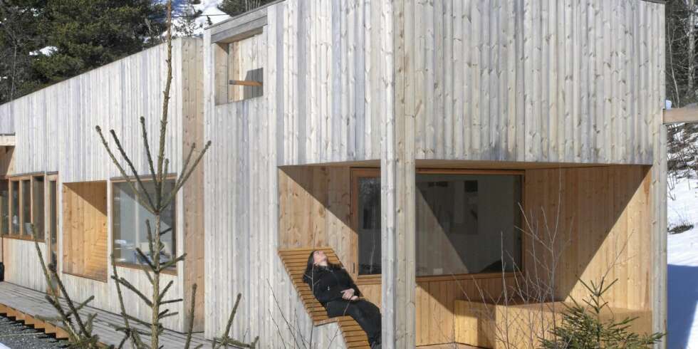 ET KOMPAKT HUS I MALMFURU: Helt i enden av hytta har arkitekt Fredrik Lund laget en oppsiktsvekkende liggebenk. Den er utført i malmfuru, slik som resten av hytta. Dette huset har mange kvaliteter og opplevelsesmuligheter på liten plass - uten at de kommer i konflikt med hverandre. ET KOMPAKT HUS I MALMFURU: Helt i enden av hytta har arkitekt Fredrik Lund laget en oppsiktsvekkende liggebenk. Den er utført i malmfuru, slik som resten av hytta. Dette huset har mange kvaliteter og opplevelsesmuligheter på liten plass - uten at de kommer i konflikt med hverandre.