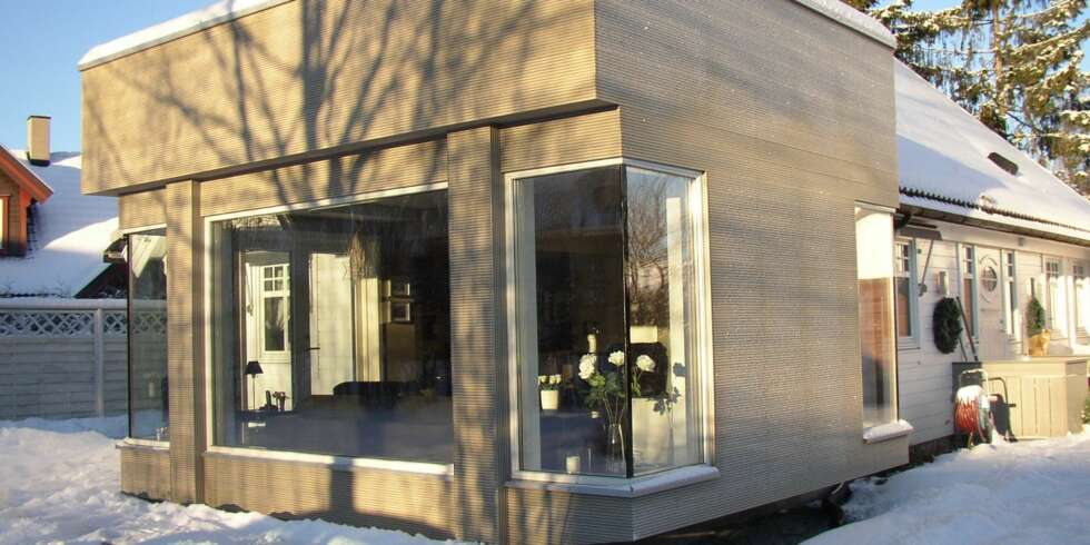 TILBYGG: Plast/tre-kompositt er her brukt på et tilbygg på et hus i Lommedalen, arkitekt er Finn Sandmæl, som er svært positiv til materialet. TILBYGG: Plast/tre-kompositt er her brukt på et tilbygg på et hus i Lommedalen, arkitekt er Finn Sandmæl, som er svært positiv til materialet.