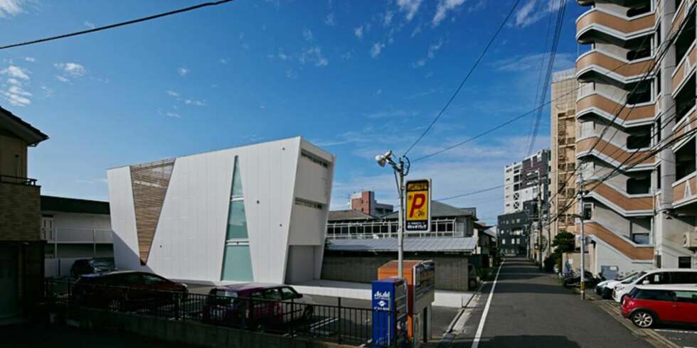 BEGRENSE INNSYN: Den urbane tomten er omgitt av høyhus og leilighetsbygg. Arkitektene ville prøve å begrense innsyn fra disse. FOTO: Koichi Torimura/Masao Yahagi Architects BEGRENSE INNSYN: Den urbane tomten er omgitt av høyhus og leilighetsbygg. Arkitektene ville prøve å begrense innsyn fra disse. FOTO: Koichi Torimura/Masao Yahagi Architects