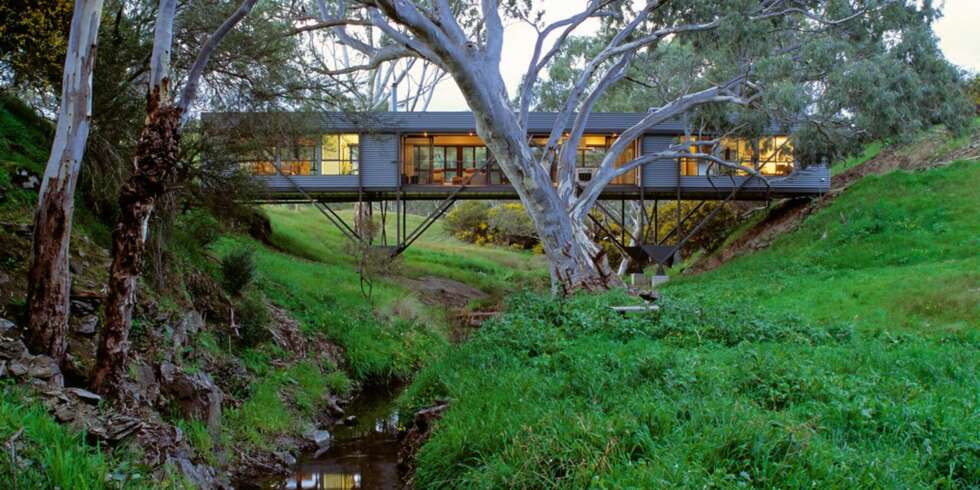 FASCINERENDE: Et stilig avlangt hus i Australia krysser bekken på en elegant måte. FASCINERENDE: Et stilig avlangt hus i Australia krysser bekken på en elegant måte.