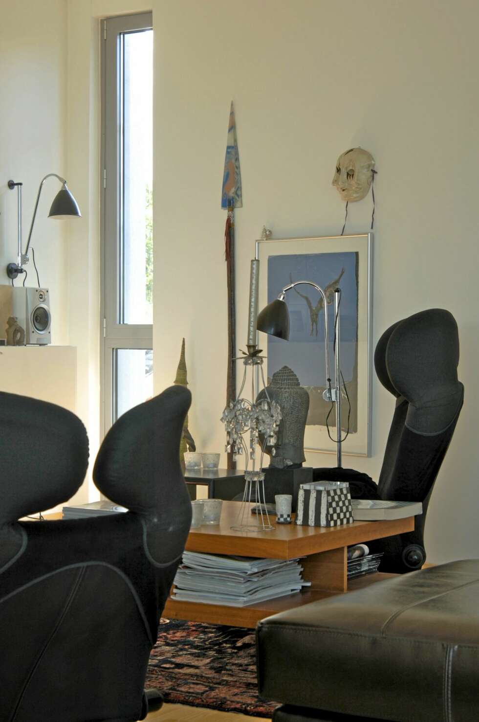 SALONG MED STIL: Designklassikere og kunst er satt sammen til en leken, fargerik miks. SALONG MED STIL: Designklassikere og kunst er satt sammen til en leken, fargerik miks.