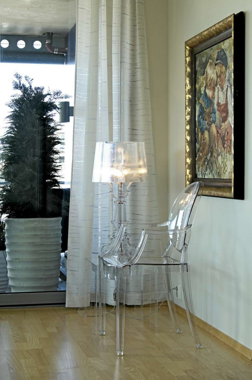 GLASSKLAR MIKS: Fra kjøkkenet ser du mot stuen og sjøen, og i front står en av Philippe Starcks transparente plaststoler. Den er en av Sissels møbelfavoritter. GLASSKLAR MIKS: Fra kjøkkenet ser du mot stuen og sjøen, og i front står en av Philippe Starcks transparente plaststoler. Den er en av Sissels møbelfavoritter.